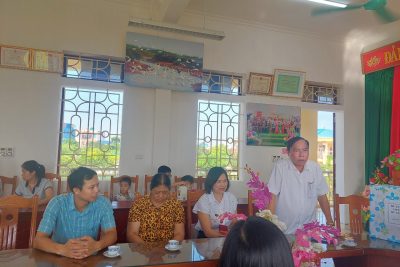 Đồng chí Nguyễn Thành Mạnh – Phó Bí thư Thường trực Huyện uỷ thăm, tặng quà các cháu thiếu nhi Trường Mầm non Giao Châu